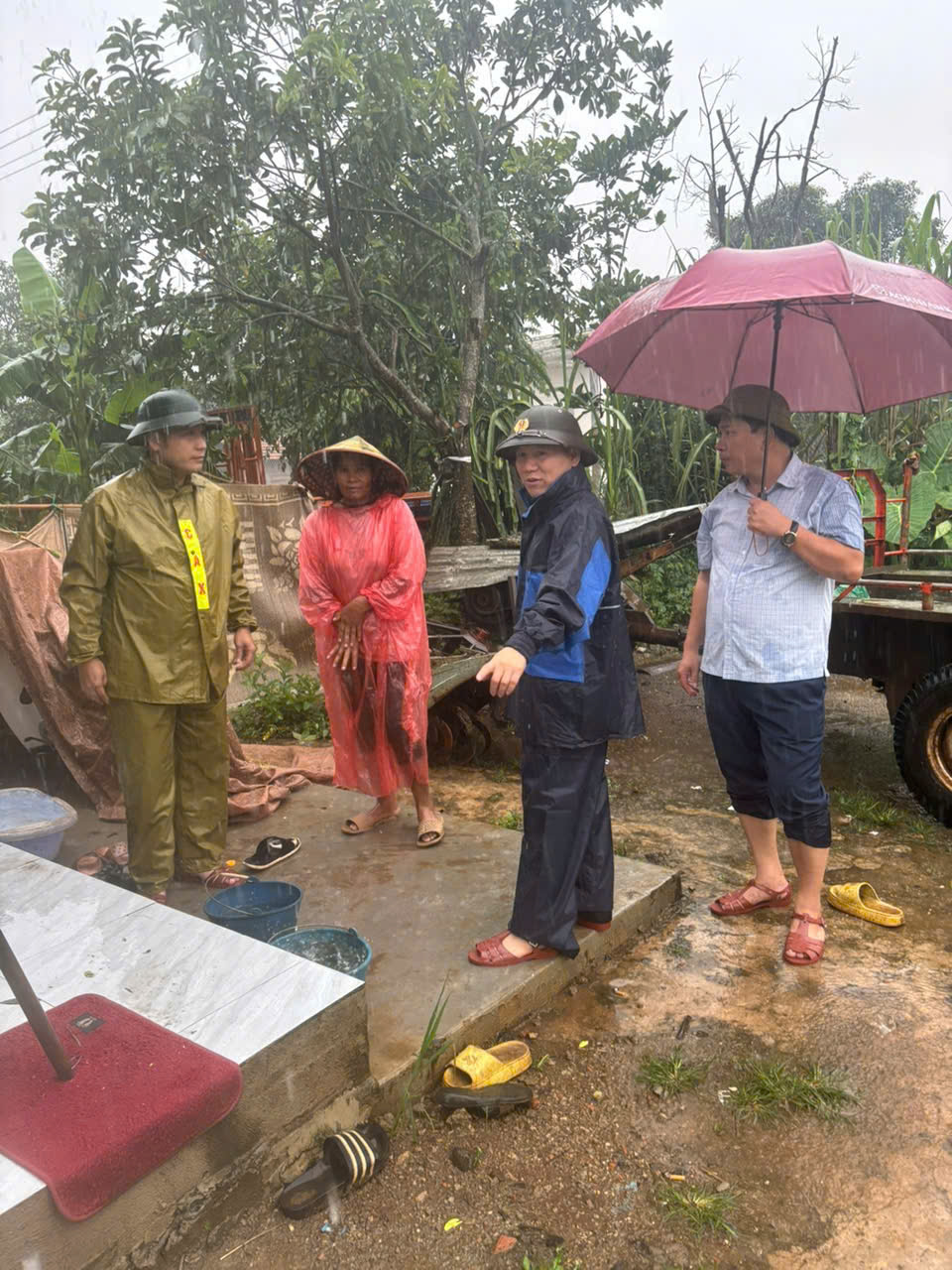 Lãnh đạo xã Ea Kly chỉ đạo ứng phó sạt lở đất kênh D3 trong mưa lớn!